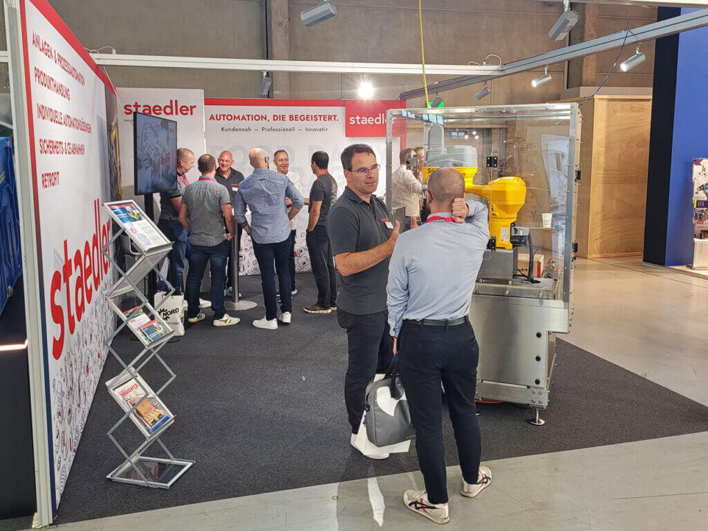 Gespräche am Stand der Staedler Automation AG während der SINDEX 2025 in Bern, Schweiz