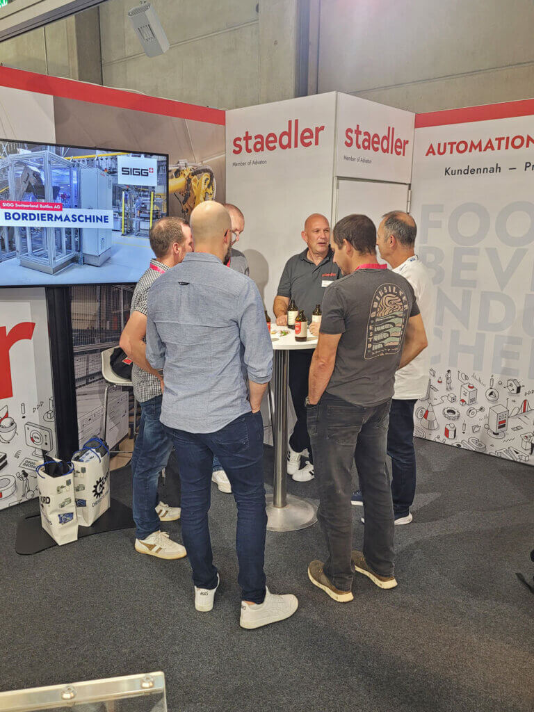 Gespräche am Stand der Staedler Automation AG während der SINDEX 2025 in Bern, Schweiz