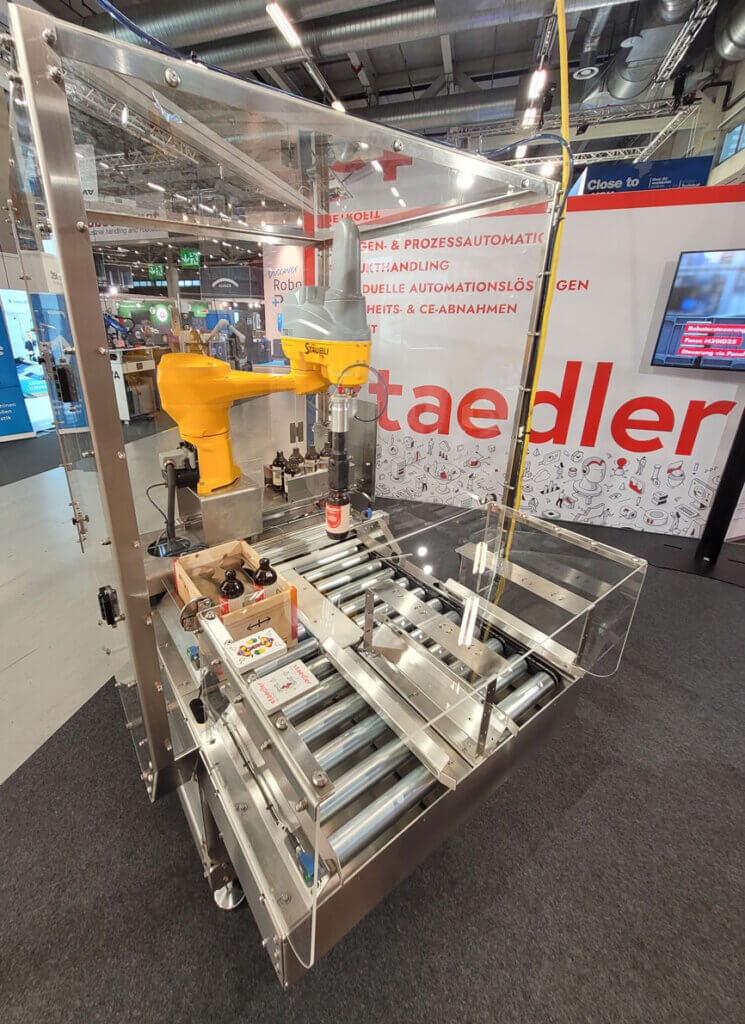 Live-Demo eines Roboterarms am Stand der Staedler Automation AG an der SINDEX 2025 in Bern, Schweiz