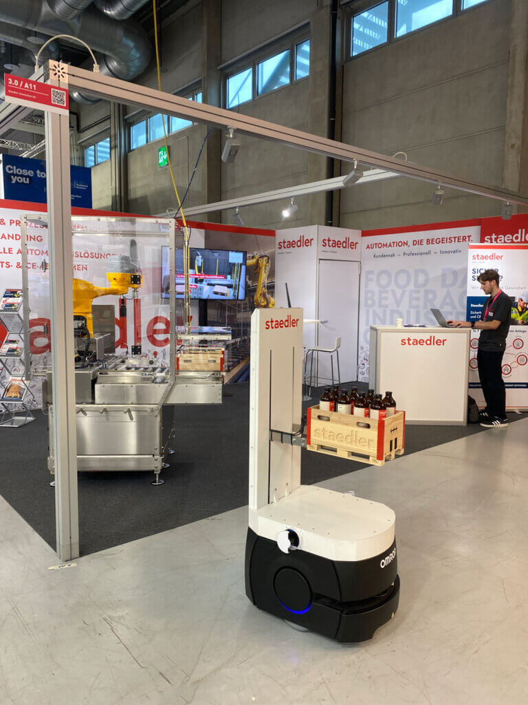 Live-Demo eines Roboters am Stand der Staedler Automation AG an der SINDEX 2025 in Bern, Schweiz