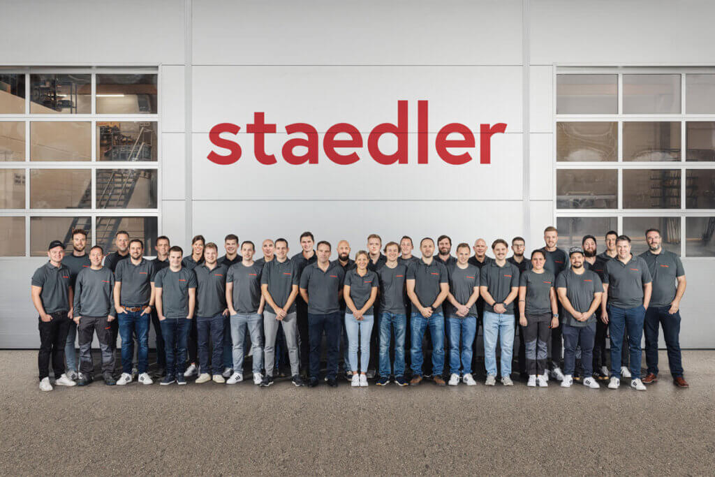Gruppenfoto der Mitarbeitenden der Staedler Automation AG in Henau, St. Gallen