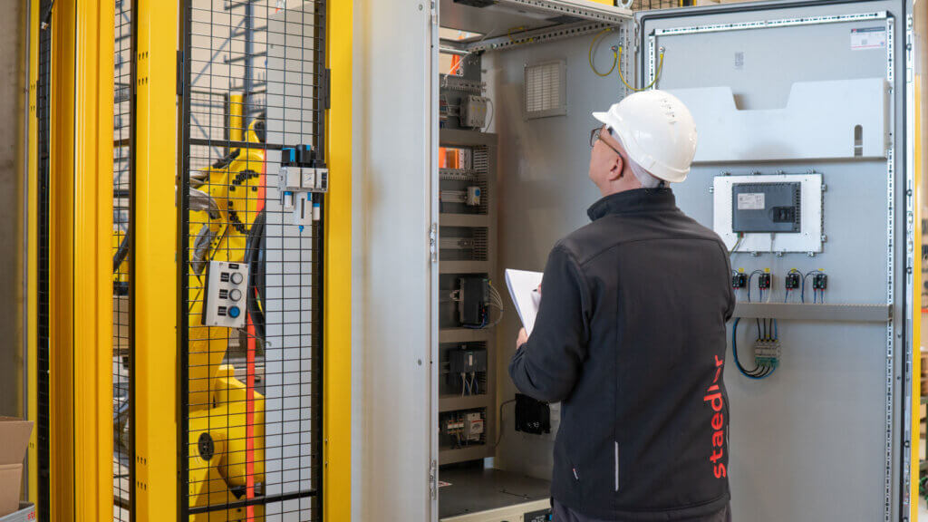 Mitarbeiter von Staedler Automation bei Sicherheitsberatung & CE-Abnahmen