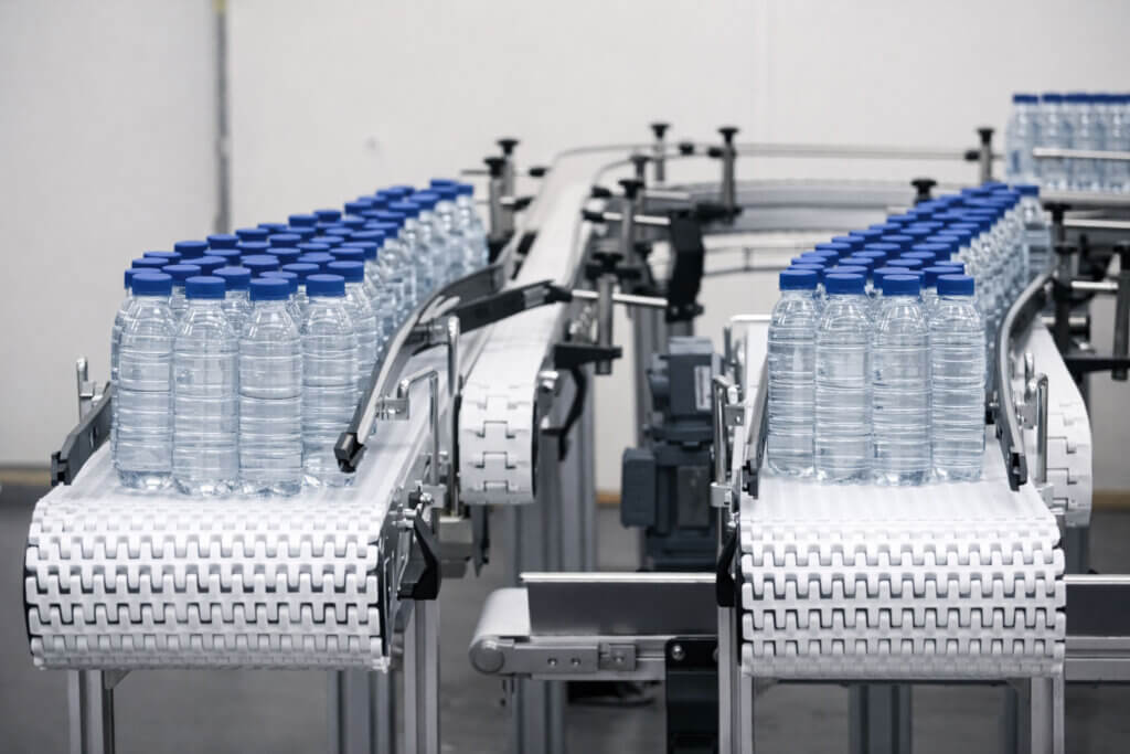 Getränkeflaschen auf Förderband von Staedler Automation AG