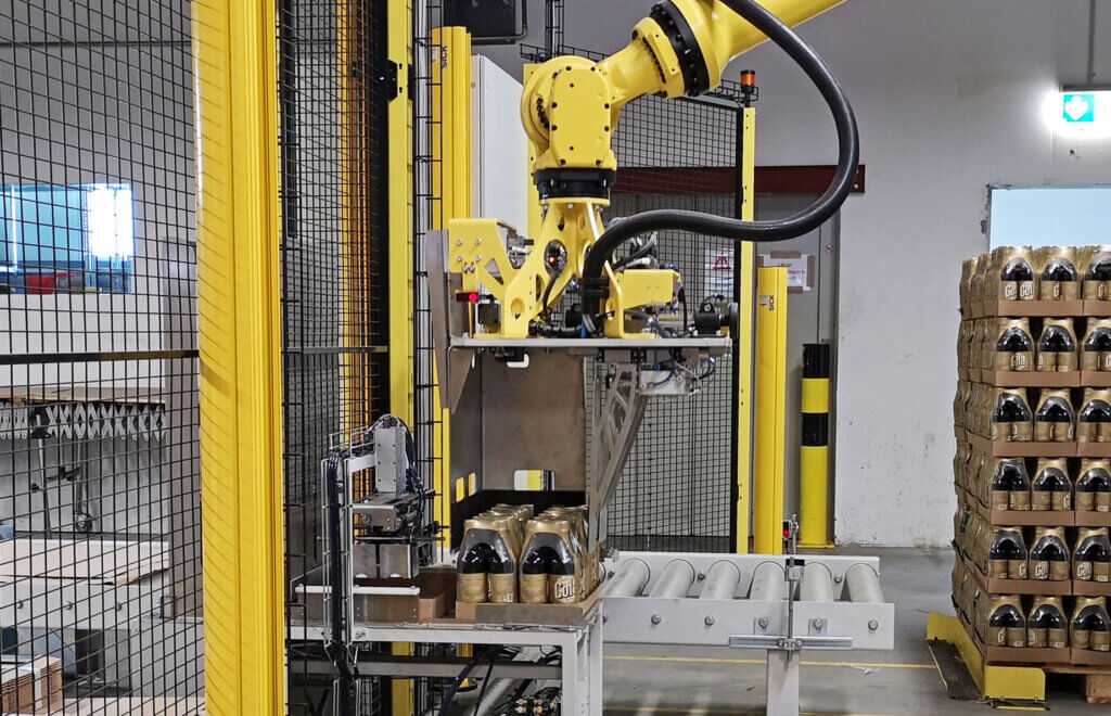 Roboterarm von Staedler Automation AG greift Getränkeflaschen 