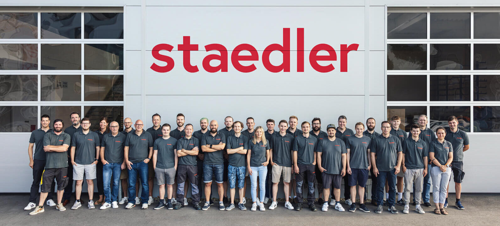 Gruppenfoto der Mitarbeiter der Staedler Automation AG in Henau, St. Gallen
