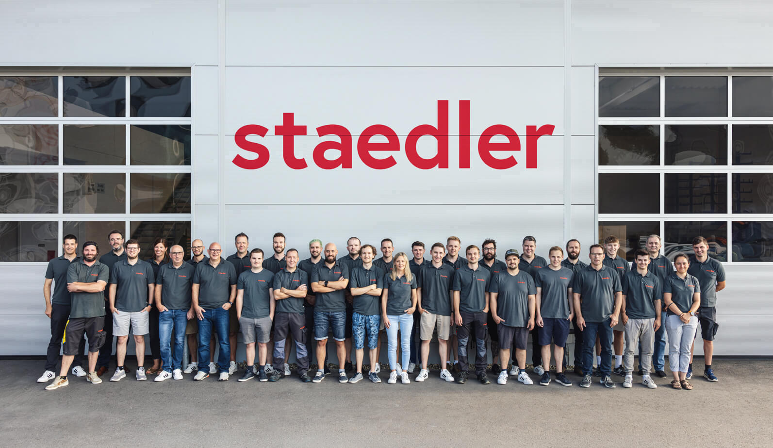 Gruppenfoto der Mitarbeiter der Staedler Automation AG in Henau, St. Gallen